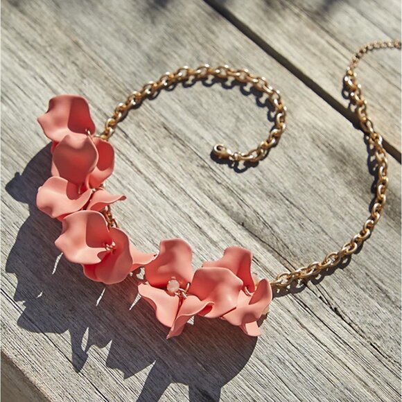 🆕GOLD-TONE & CORAL MATTE PETAL STATEMENT NECKLACE - Picture 4 of 5